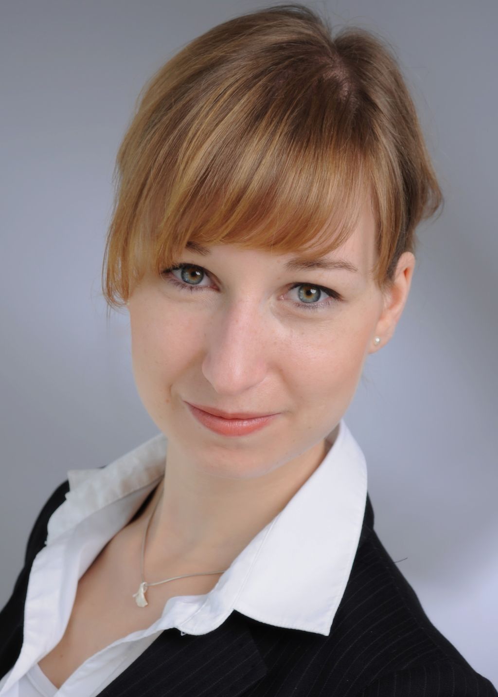 Porträtfoto von Dipl.-Psych. Franziska Fittkau, approbierte Psychotherapeutin mit Schwerpunkt Verhaltenstherapie. Freundlich lächelnde Frau mit professioneller Ausstrahlung.